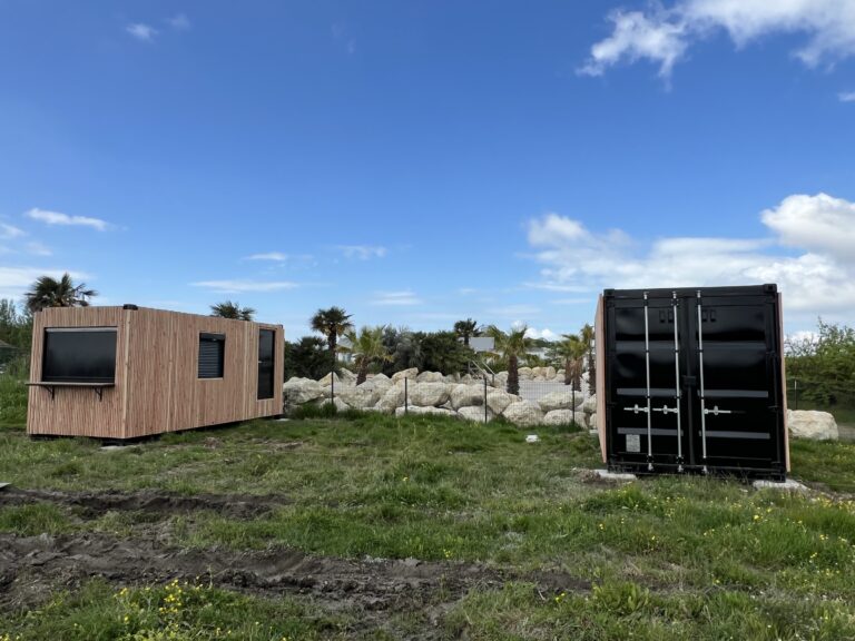 Containers Transformés en Habitats Modernes pour le Camping