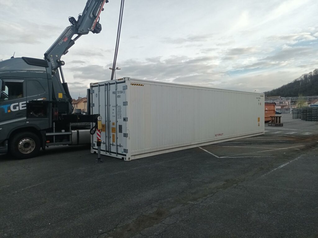 Container frigorifique 40'HC blanc posé sur le sol dans une cour de stockage.