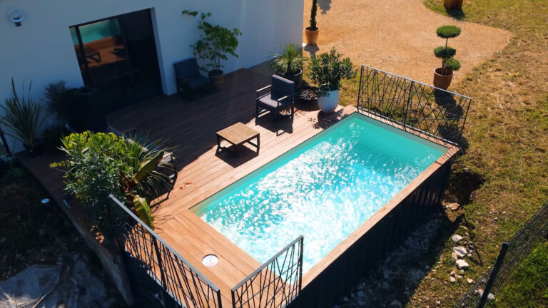 Vue aérienne d'une piscine container élégante d'In'Box Aménagement avec terrasse en bois Cumaru, intégrée parfaitement dans un jardin moderne.