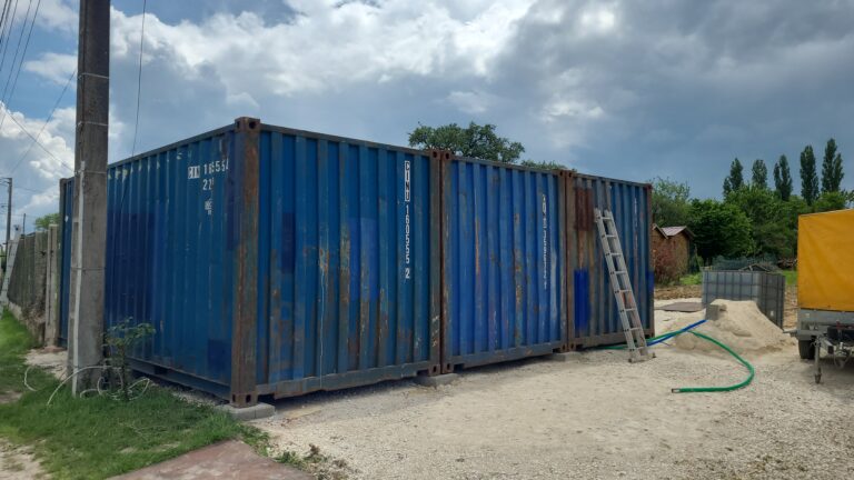 Six containers de 20 pieds bleus utilisés pour une extension de maison, situés sur un terrain à Jouy-le-Châtel, en Seine-et-Marne.