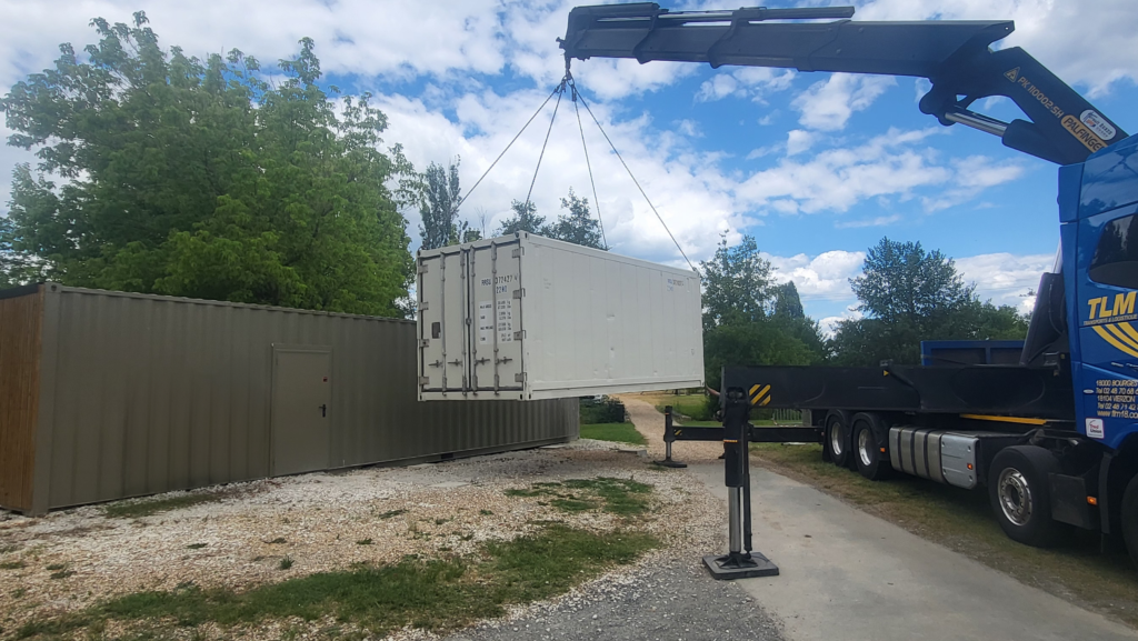 Container isotherme de 20 pieds en cours de livraison à la base de loisirs de Chandos