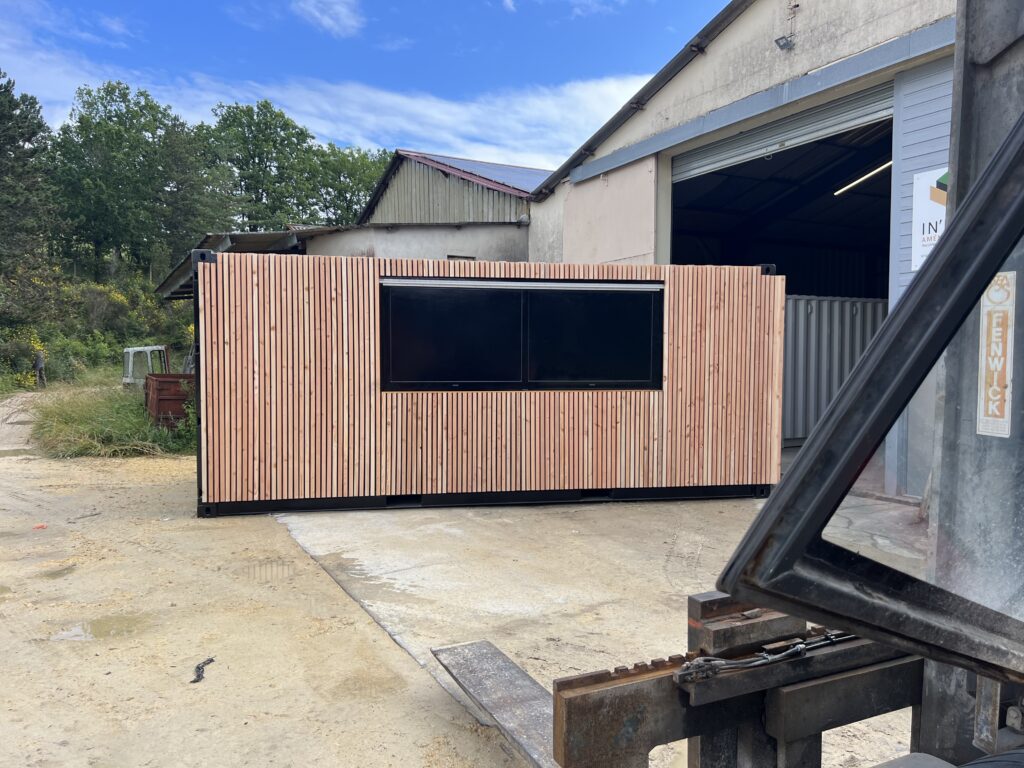 Point de vente en container pour Pop Corn Labyrinthe prêt à être installé à Quimper.