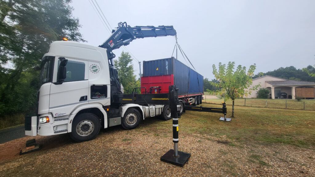 Livraison d'un container maritime de 40 pieds par camion grue à Saint-Barthélemy-de-Bellegarde pour le stockage domestique.