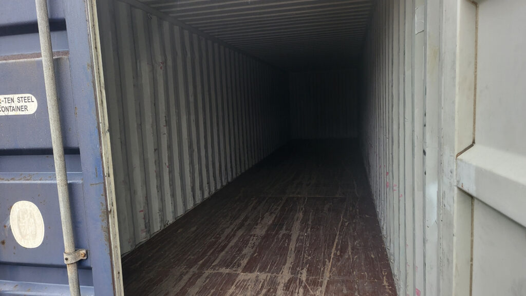 Intérieur vide d'un container maritime de 40 pieds installé à Saint-Barthélemy-de-Bellegarde pour le stockage d'équipements.