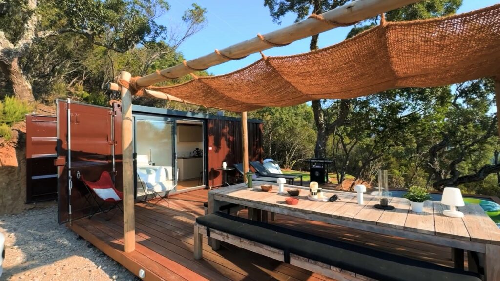 Gîte en container 20 pieds aménagé avec une terrasse extérieure dans l'arrière-pays varois, près de Cavalaire-sur-Mer.