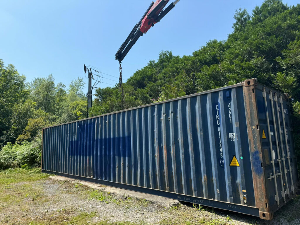 Container maritime de 40 pieds installé par In'Box Container à la Brasserie La Chillossa, à Bescat, pour le stockage des fûts de bière.