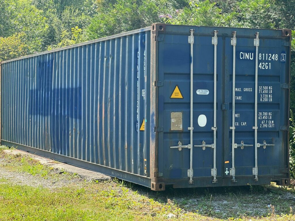 Container maritime de 40 pieds installé à la Brasserie La Chillossa pour le stockage des fûts de bière.