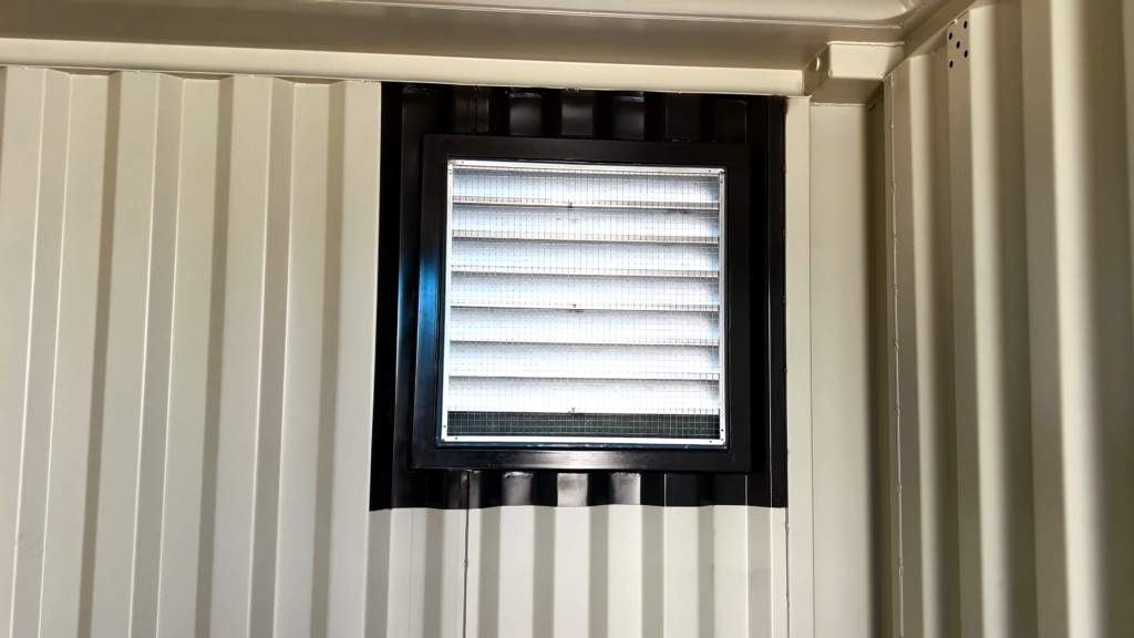 Grille de ventilation installée à l’intérieur d’un container 10 pieds, permettant une aération optimale.