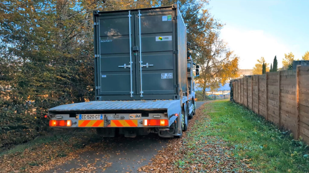 Un container 10 pieds chargé sur un camion-plateau, en cours de livraison à Boulazac Isle Manoire, Dordogne.