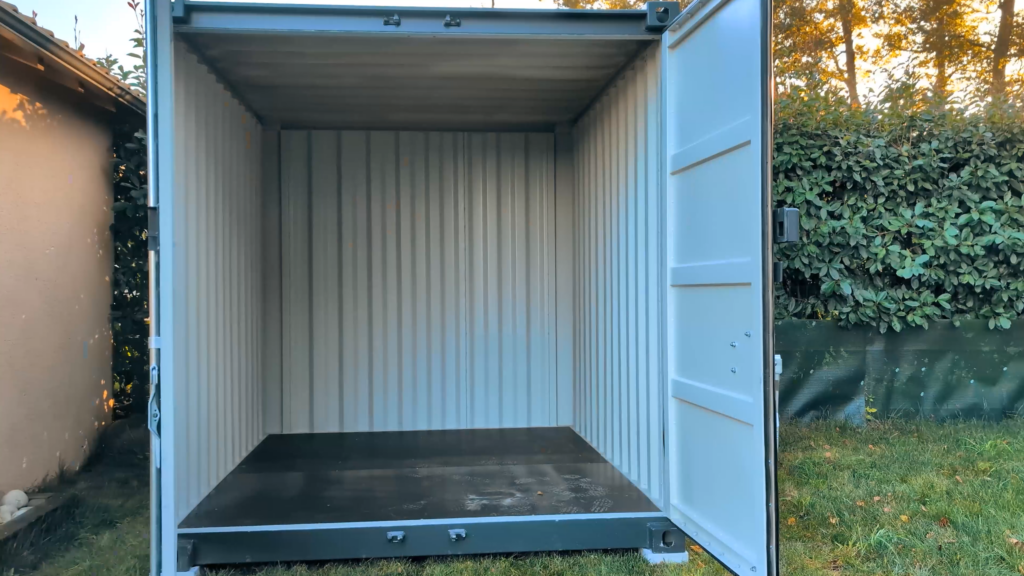 Vue intérieure vide d’un container 10 pieds, avec un plancher en acier et des parois métalliques, installé sur un espace extérieur à Boulazac Isle Manoire.